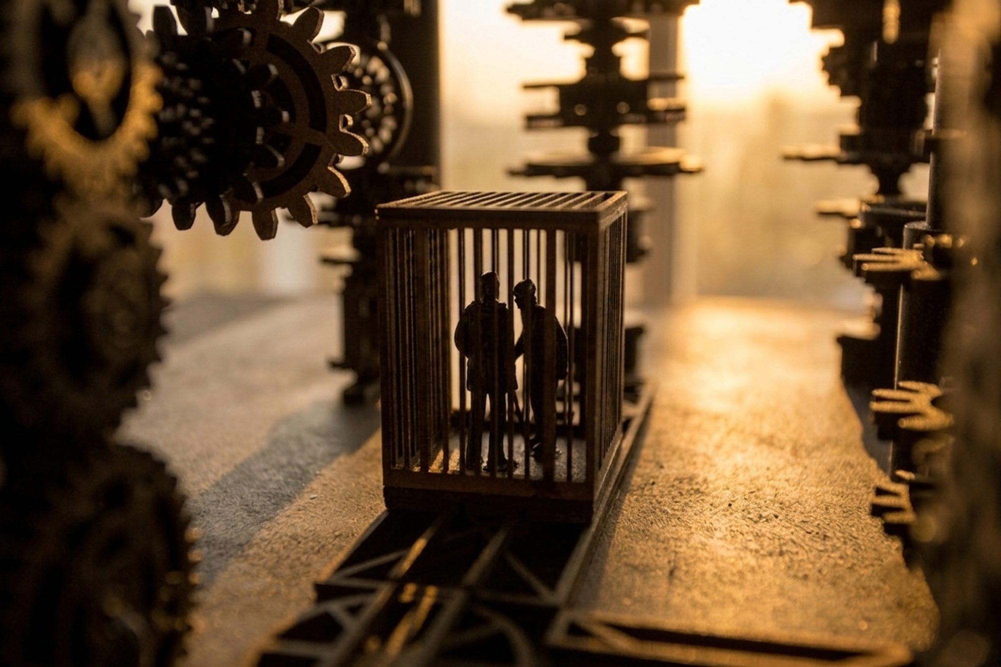 Scale model: the Goodbye elevator, a cage among the gears